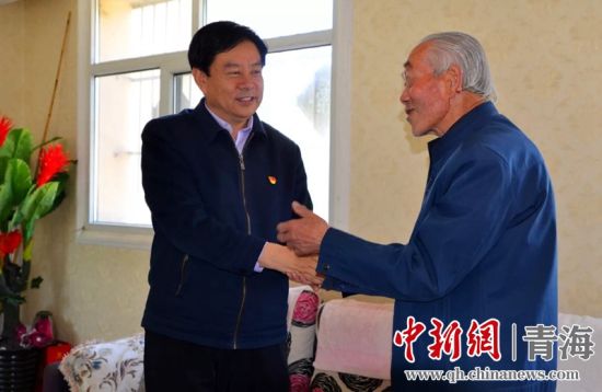 图)(为)(刘)(伯)(林)(慰)(问)(老)(党)(员)(。 青)(海)(省)(药)(监)(局)( 供)(图)(