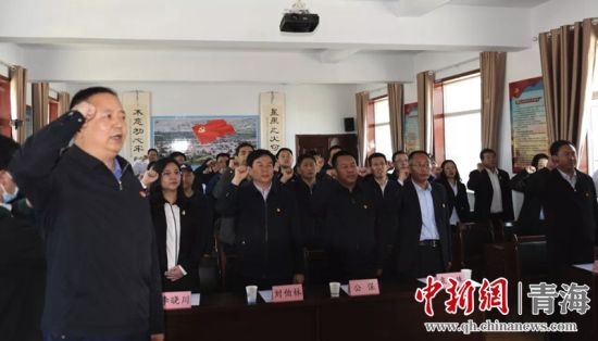 图)(为)(党)(员)(们)(重)(温)(入)(党)(誓)(词)(。 青)(海)(省)(药)(监)(局)( 供)(图)(