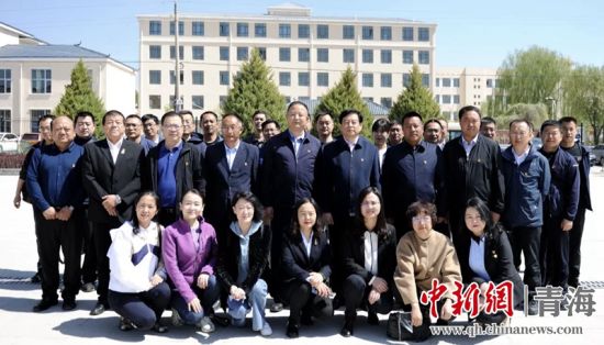 图)(为)(活)(动)(全)(体)(人)(员)(合)(影)(。 青)(海)(省)(药)(监)(局)( 供)(图)(