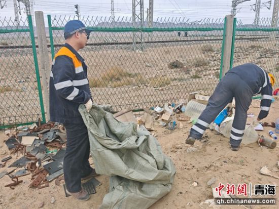 图为职工对铁路网围栏外生活垃圾进行清理。 罗维泰摄 图为职工对铁路网围栏外生活垃圾进行清理。 罗维泰摄