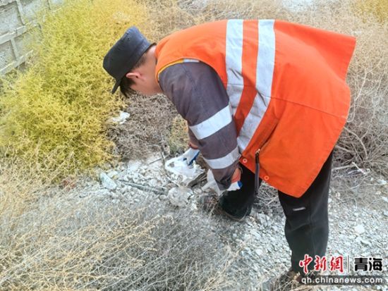 图为职工正在捡拾铁路周边轻飘浮物塑料袋。 罗维泰摄 图为职工正在捡拾铁路周边轻飘浮物塑料袋。 罗维泰摄