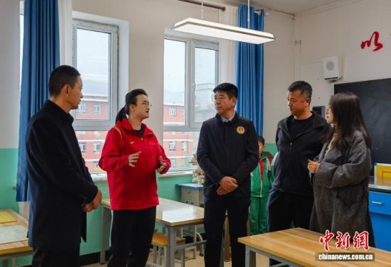 图为活动一行参观湟源县城关第三小学象棋社团教室。张海雯摄 图为活动一行参观湟源县城关第三小学象棋社团教室。张海雯摄