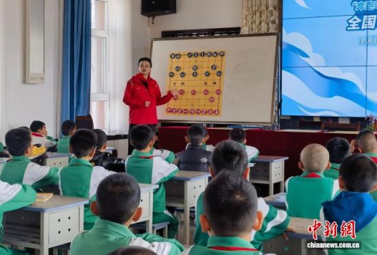 图为唐丹在湟源县城关第三小学进行象棋“公开课”。张海雯摄 图为唐丹在湟源县城关第三小学进行象棋“公开课”。张海雯摄