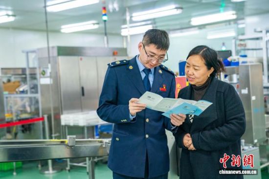 资料图为税务干部上门为企业讲解绿色税制政策知识。国家税务总局青海省税务局供图 资料图为税务干部上门为企业讲解绿色税制政策知识。国家税务总局青海省税务局供图