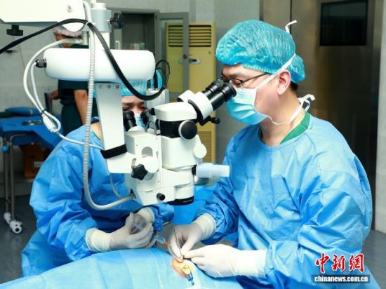 资料图为无锡眼科专家为民和县白内障患者做手术。石延寿 摄 资料图为无锡眼科专家为民和县白内障患者做手术。石延寿 摄
