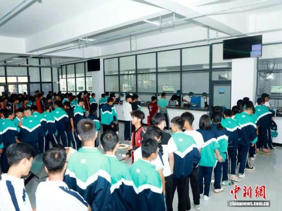 图为职校学生在滨湖区援建的民和职校食堂排队取餐。石延寿 摄 图为职校学生在滨湖区援建的民和职校食堂排队取餐。石延寿 摄