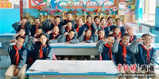 图为活动现场学生们合影。陈飞 供图 图为活动现场学生们合影。陈飞 供图