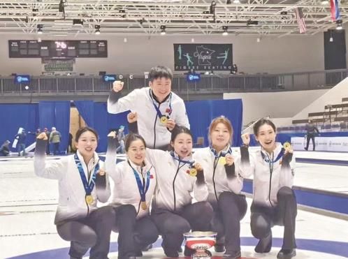 苏亭毓(左一)与队友合影留念。图片由青海省体育局提供 苏亭毓(左一)与队友合影留念。图片由青海省体育局提供