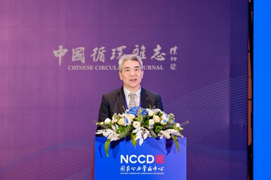 中国工程院院士、国家心血管病中心主任、中国医学科学院阜外医院院长、中国健康生活方式医学大会主席胡盛寿演讲。 中国工程院院士、国家心血管病中心主任、中国医学科学院阜外医院院长、中国健康生活方式医学大会主席胡盛寿演讲。