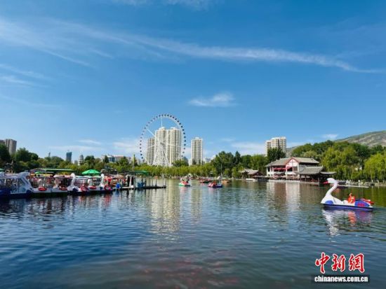 图为西宁市人民公园碧水蓝天。西宁市生态环境局 供图 图为西宁市人民公园碧水蓝天。西宁市生态环境局 供图