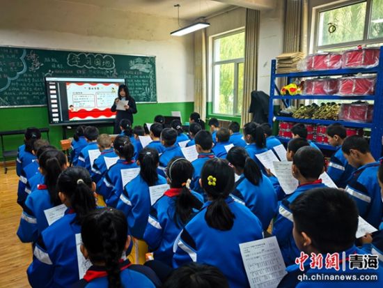 图为和美小学学生在“希望工程·建行五室公益项目”音乐教室上音乐课。 祁增蓓摄 图为和美小学学生在“希望工程·建行五室公益项目”音乐教室上音乐课。 祁增蓓摄