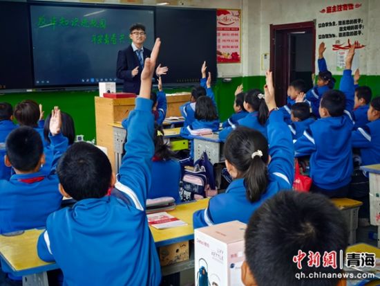 图为建行工作人员给和美小学学生带来金融知识小课堂。 祁增蓓摄 图为建行工作人员给和美小学学生带来金融知识小课堂。 祁增蓓摄