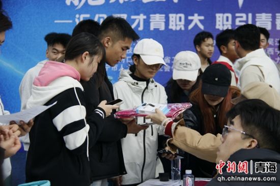 图为学生向用人企业招聘代表咨询。陈宗淇 摄 图为学生向用人企业招聘代表咨询。陈宗淇 摄