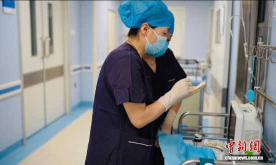 图为医护人员在舱内进行治疗。青大附院 供图 图为医护人员在舱内进行治疗。青大附院 供图