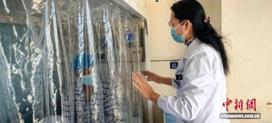 图为患者出舱后转入病房,医生进行检查。青大附院 供图 图为患者出舱后转入病房,医生进行检查。青大附院 供图