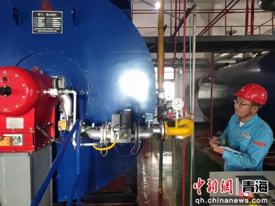图为青海公司格尔木地区燃气工作人员对燃气锅炉房展开全面安全检查。青海公司 供图 图为青海公司格尔木地区燃气工作人员对燃气锅炉房展开全面安全检查。青海公司 供图