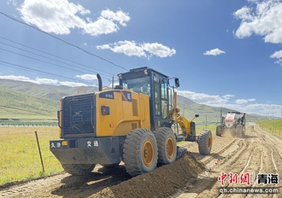资料图为青海省交通运输部门利用“冷再生”技术养护高原牧区农村公路。 青海省交通运输厅供图 资料图为青海省交通运输部门利用“冷再生”技术养护高原牧区农村公路。 青海省交通运输厅供图