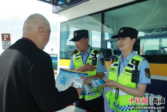 资料图为青海省交通运输部门执法人员在交通运输便民服务点向游客进行路线指引。 青海省交通运输厅供图 资料图为青海省交通运输部门执法人员在交通运输便民服务点向游客进行路线指引。 青海省交通运输厅供图