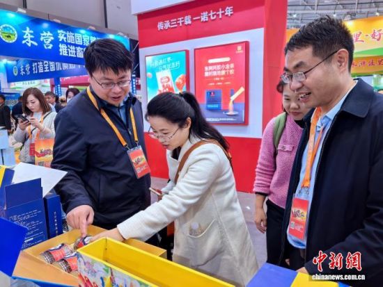 图为山东援青干部(左一、左三)现场推介海北农畜产品。李隽 摄 图为山东援青干部(左一、左三)现场推介海北农畜产品。李隽 摄