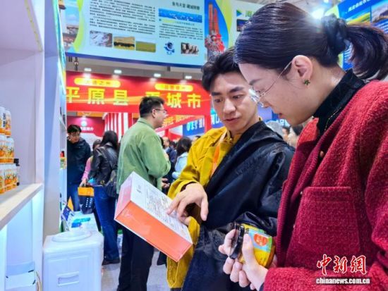 图为参会嘉宾(右一)咨询海北州刚察县农畜产品情况。李隽 摄 图为参会嘉宾(右一)咨询海北州刚察县农畜产品情况。李隽 摄