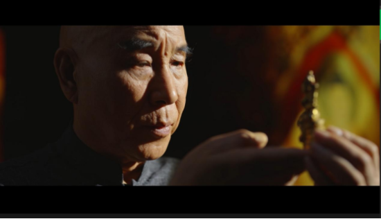 收藏家李巍与他收藏的第一尊小佛像。(资料图片) 收藏家李巍与他收藏的第一尊小佛像。(资料图片)