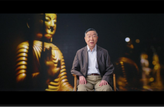 近日,原国家文化部副部长、故宫博物院原院长郑欣淼在北京谈李巍收藏的金铜佛像。  近日,原国家文化部副部长、故宫博物院原院长郑欣淼在北京谈李巍收藏的金铜佛像。