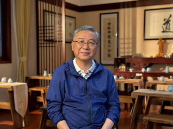 舟山市委宣传部、统战部原部长忻海平谈李巍的捐赠。(新华社记者郭丹 摄) 舟山市委宣传部、统战部原部长忻海平谈李巍的捐赠。(新华社记者郭丹 摄)