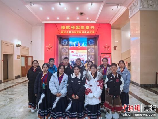 图为参与“红音铸魂”北京研学之旅的学子在中国人民革命军事博物馆合影。胡骏摄 图为参与“红音铸魂”北京研学之旅的学子在中国人民革命军事博物馆合影。胡骏摄