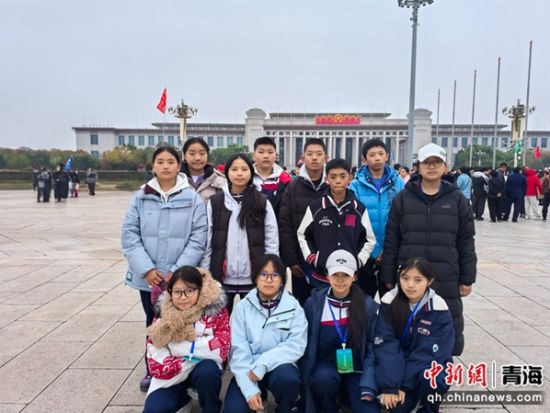 图为参与“红音铸魂”北京研学之旅的学子在天安门广场合影。胡骏摄 图为参与“红音铸魂”北京研学之旅的学子在天安门广场合影。胡骏摄