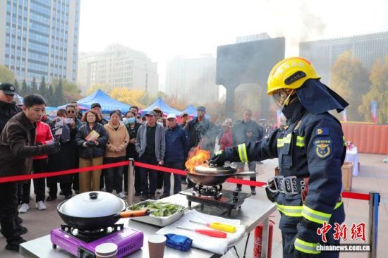 图为消防宣传员通过模拟日常火灾情景,为民众讲解火灾原理。 马铭言摄 图为消防宣传员通过模拟日常火灾情景,为民众讲解火灾原理。 马铭言摄