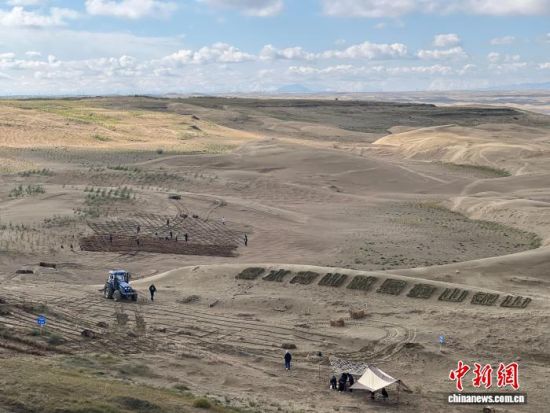 图为青海海南州治沙现场。李江宁 摄 图为青海海南州治沙现场。李江宁 摄