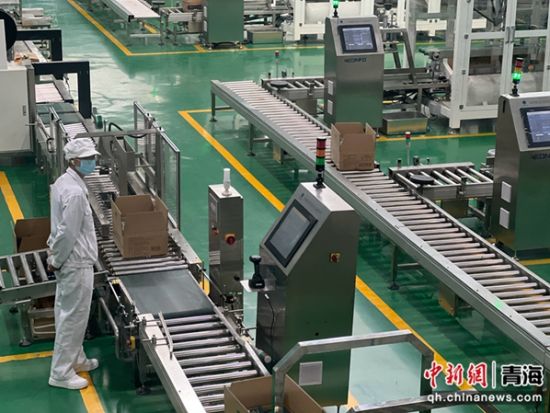 图为青海茶卡湖盐产品包装车间。李江宁 摄 图为青海茶卡湖盐产品包装车间。李江宁 摄