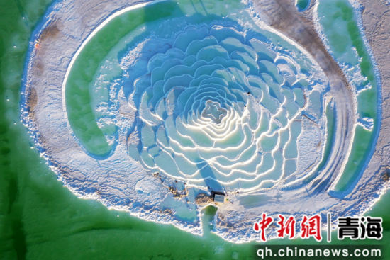 图为察尔汗盐湖景区在夕阳下美景如画。 张忠苹 摄 图为察尔汗盐湖景区在夕阳下美景如画。 张忠苹 摄