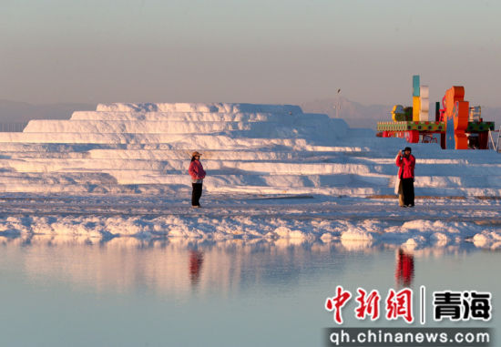 图为游客在察尔汗盐湖景区拍照、欣赏美景。张忠苹 摄 图为游客在察尔汗盐湖景区拍照、欣赏美景。张忠苹 摄
