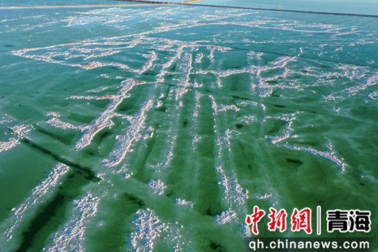 图为察尔汗盐湖景区在夕阳下美景如画。 张忠苹 摄 图为察尔汗盐湖景区在夕阳下美景如画。 张忠苹 摄