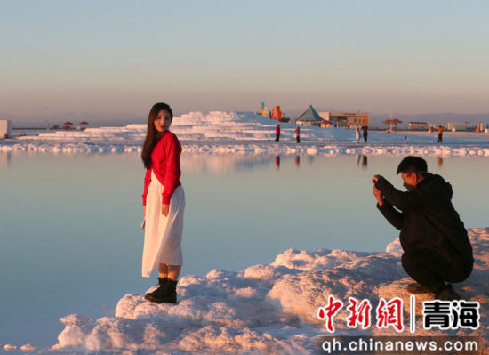 图为游客在察尔汗盐湖景区拍照、欣赏美景。张忠苹 摄 图为游客在察尔汗盐湖景区拍照、欣赏美景。张忠苹 摄