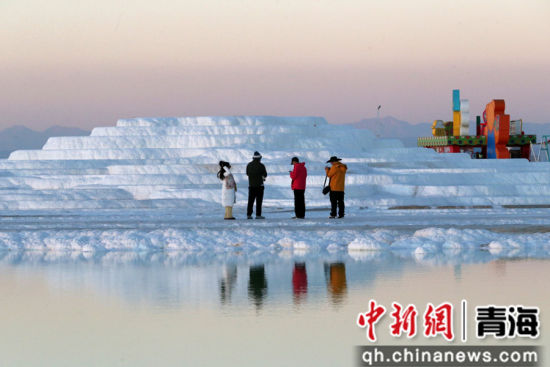 图为游客在察尔汗盐湖景区拍照、欣赏美景。张忠苹 摄 图为游客在察尔汗盐湖景区拍照、欣赏美景。张忠苹 摄
