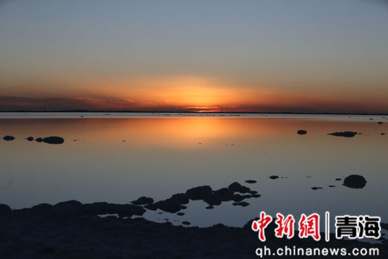 图为察尔汗盐湖景区在夕阳下美景如画。 张忠苹 摄 图为察尔汗盐湖景区在夕阳下美景如画。 张忠苹 摄