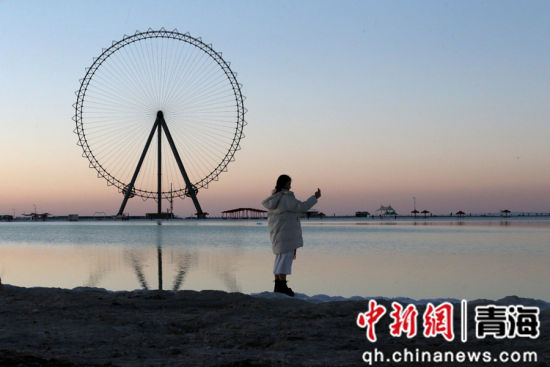 图为游客在察尔汗盐湖景区拍照、欣赏美景。张忠苹 摄 图为游客在察尔汗盐湖景区拍照、欣赏美景。张忠苹 摄