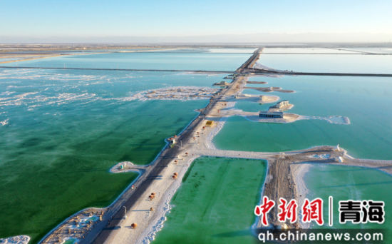 图为察尔汗盐湖景区在夕阳下美景如画。 张忠苹 摄 图为察尔汗盐湖景区在夕阳下美景如画。 张忠苹 摄