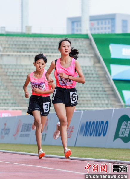 图为拉吉措(前)比赛中。兴海县委宣传部供图 图为拉吉措(前)比赛中。兴海县委宣传部供图