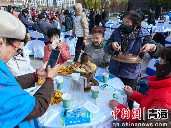 图为活动现场民众品尝暖锅。李隽 摄 图为活动现场民众品尝暖锅。李隽 摄