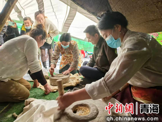 图为西宁民众体验牧区生活场景。李隽 摄 图为西宁民众体验牧区生活场景。李隽 摄