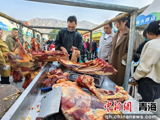 图为西宁市民选购刚察牛羊肉。李隽 摄 图为西宁市民选购刚察牛羊肉。李隽 摄