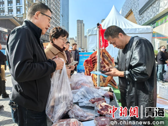 图为刚察牦牛肉销售火爆。李隽 摄 图为刚察牦牛肉销售火爆。李隽 摄