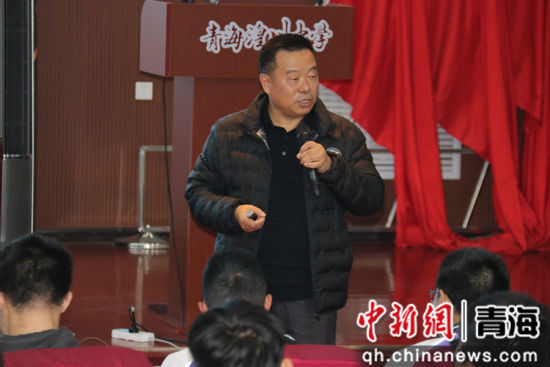 图为倪向贵声情并茂作主题报告。陈宗淇 摄 图为倪向贵声情并茂作主题报告。陈宗淇 摄