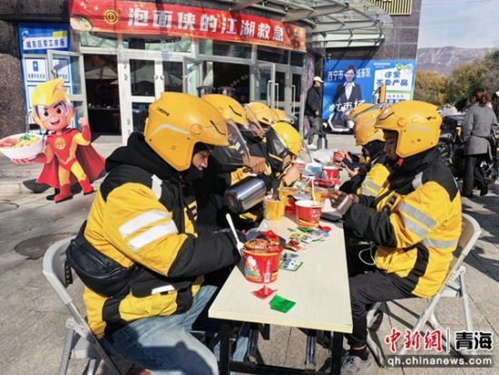 图为户外工作者们吃泡面。 城东区总工会 供图 图为户外工作者们吃泡面。 城东区总工会 供图