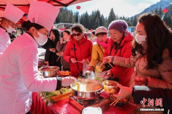 图为游客和企业代表品尝火锅。马铭言 摄 图为游客和企业代表品尝火锅。马铭言 摄