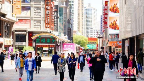 资料图为西宁市力盟商业步行街人流如织。黎晓刚 摄 资料图为西宁市力盟商业步行街人流如织。黎晓刚 摄
