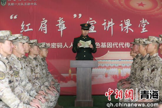 图为服务小分队进行理论宣讲。罗子怡 摄 图为服务小分队进行理论宣讲。罗子怡 摄